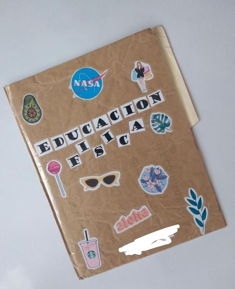 carpeta forrada con papel kraft de una bolsa y utilice sticker de aqui msmo de pinterest y para las letras baje una fuente de dafont y escribi la palabra luego la imprimi y ya impresas las recorte en con formas de cuadros ya queda en cada quien si al momento de imprimir dejan un espacio entre cada letra o no. gracias! si quieren mas ideas similares me dicen Folder Decorado, Notebook, Memes