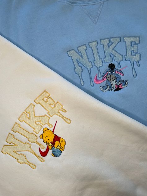 Nike Crewneck Sweatshirt Diy, Disney Embroidery Sweatshirt, Custom Sweatshirts Diy, Cute Sweatshirts Aesthetic, Embroidery Designs On Sweatshirts, Nike Hoodie Aesthetic, Haft Vintage, Embroidery Hoodies, Aesthetic Embroidery