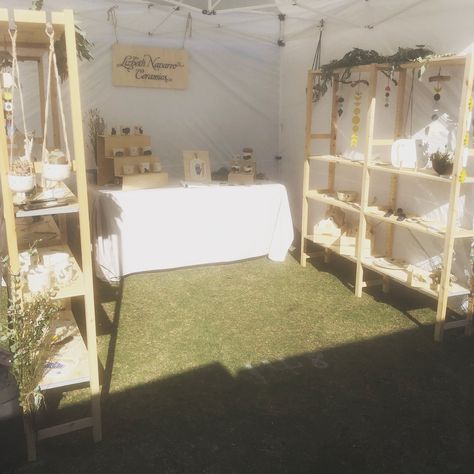 Minimalist Vendor Booth, Boutique Booth Display Ideas, Vendor Fair Display Ideas, Plant Booth Display, Market Stall Display Ideas Booth Design, Festival Booth Ideas, Diy Market Stand, Boho Vendor Booth Ideas, Pop Up Booth Display Ideas