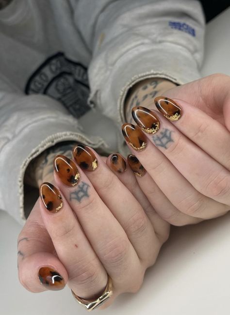 Autumn-Inspired Gel Extensions: Do you see the gold foil touch to othis deisgn? These nails offer durability and a glossy finish, making them perfect for showcasing fall-themed colors and intricate designs. Almond Nails Ideas Fall, Fall Almond Nails Ideas, Nails Ideas Fall, Almond Nails Ideas, Fall Almond Nails, Fall Nail Ideas, Short Almond, Autumn Inspired, Gel Extensions