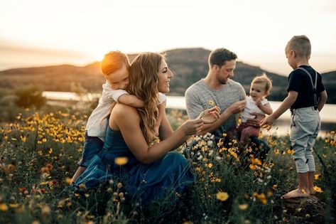 Sunset Family Photos, Wildflower Photo, Family Photoshoot Poses, Summer Family Photos, Family Portrait Poses, Outdoor Family Photos, Family Picture Poses, Photography Poses Family, Fall Family Pictures