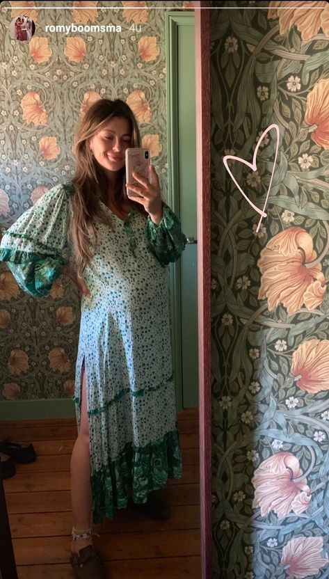 Hippie Pregnancy, Boho Maternity Dress, Groovy Clothes, Pfw Street Style, Maternity Clothes Summer, Baby Bump Style, Boho Maternity, Preggo Fashion, Maternity Chic