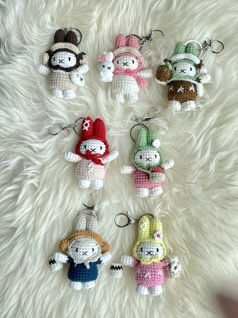 Miffy Keychain, Small Crochet Gifts, Quick Crochet Patterns, Crochet Handbags Patterns, Cute Embroidery, Quick Crochet, Fun Crochet Projects, Crochet Keychain, Diy Crochet Projects