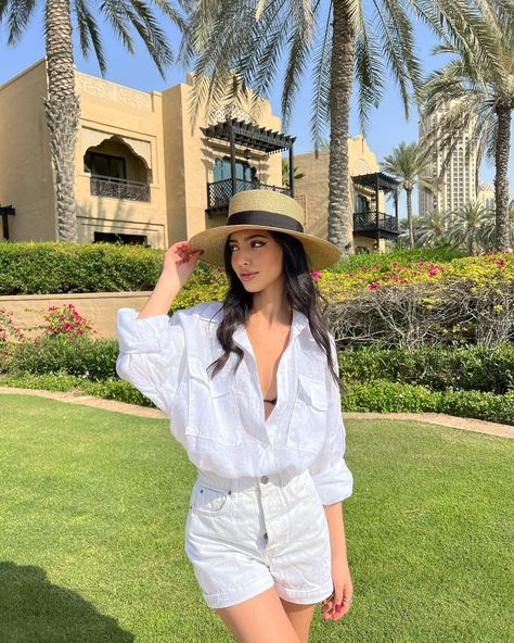 Lina on Instagram: “Linen season 🌞 . . . . . . . . . . #parisfashionweek #fashionreel #reelmode #mode #aesthetic #parisstyle #theparisguru #fashiongoals…” Panama Hat Outfit, Polo Match Outfit, Mode Aesthetic, Hat Outfit Summer, Panama Hat Women, Summer Holiday Outfits, Fashion Jackson, Cruise Outfits, Chill Outfits