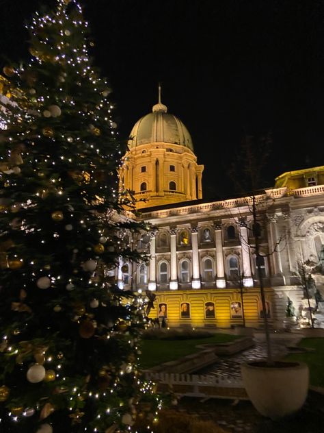 Advent Budapest, Budapest Christmas Aesthetic, Budapest January, Christmas Budapest, Christmas Market Photos, Hungary Christmas, Budapest Photo Ideas, Budapest Hungary Aesthetic, Aesthetic Budapest