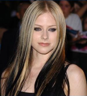 MMVA - 20 Junio 2004 - 5 jpg - AvrilPix Gallery - The best image, picture and photo gallery about Avril Lavigne - AvrilSpain.Com Avril Lavigne Blonde, Avril Lavigne 2004, Blonde And Black Hair, Avril Lavingne, Avril Lavigne Photos, Avril Lavigne Style, Hair Color Streaks, Under My Skin, Alt Girl