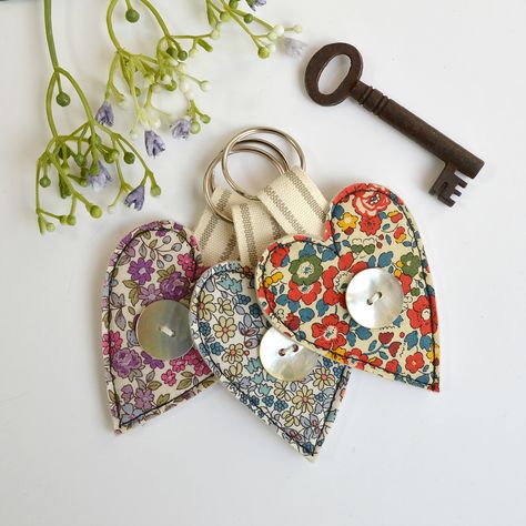 Sewn Gifts, Freehand Machine Embroidery, Liberty Floral, Scrap Fabric Crafts, Scrap Fabric Projects, Embroidery Stitch, Fabric Hearts, Heart Keyring, Fabric Heart