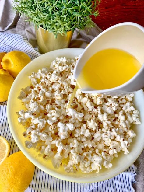 Lemon Popcorn | Foodtalk Lemon Popcorn, Flavored Popcorn Recipes, Orange Ginger Chicken, Making Popcorn, Blueberry Delight, Christmas Eats, Snack Mixes, Frozen Lemon, Popcorn Seasoning