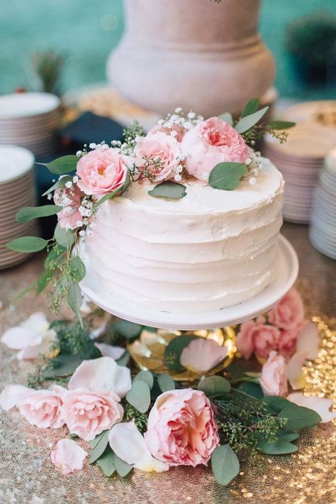 Diy Wedding Cake, Small Wedding Cakes, Romantic Wedding Cake, Simple Wedding Cake, White Wedding Cake, Wedding Cake Inspiration, Cow Bell, Tiered Wedding Cake, Wedding Cake Designs