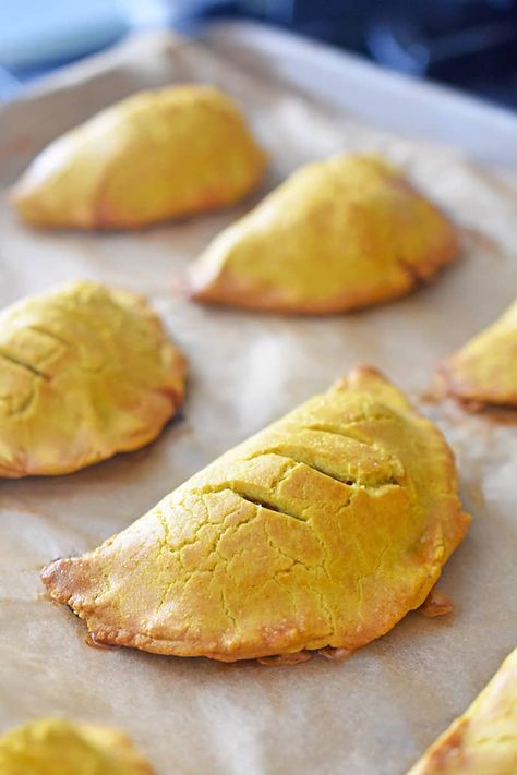 Paleo Curried Meat Pies, a.k.a. better-for-you grain-free hot pockets, are a simple, make-ahead, freezer-friendly, portable dish that you can easily make with leftovers! Paleo Curry, Ideas For Appetizers, Paleo Main Dishes, Nom Nom Paleo, Meat Pies, Paleo Baking, Paleo Beef, Meat Appetizers, Hot Pockets