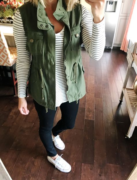 Military Vest, Green Vest, Winter Mode, Weekly Outfits, Trendy Fall Outfits, Trendy Fall, Cute Fall Outfits, Vest Outfits, Beauty And Fashion