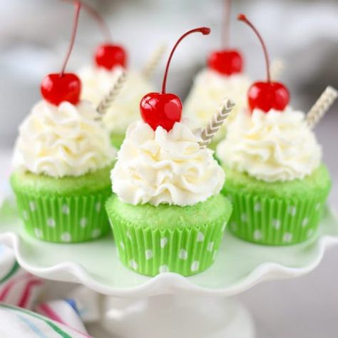 Shamrock Shake Cupcakes Shamrock Shake Cupcakes, Shamrock Cupcakes, Shamrock Shakes, Cup Of Cake, Green Desserts, Ice Cream Drinks, Shamrock Shake, Gateaux Cake, Homemade Whipped Cream