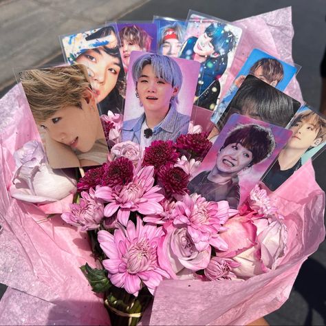 Bt21 Bouquet, Kpop Flower Bouquet, Bts Flower Bouquet, Bts Bouquet, One Piece Birthdays, Army Crafts, Army Room Decor, Pop Jewelry, Kpop Diy