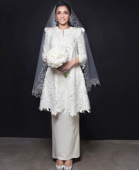 Nikah Outfit Malay, Baju Akad Nikah Muslim Simple, Akad Nikah Dress, Malay Engagement, Rizman Ruzaini, Dress Nikah, Malay Wedding Dress, Muslim Wedding Gown, Baju Kahwin