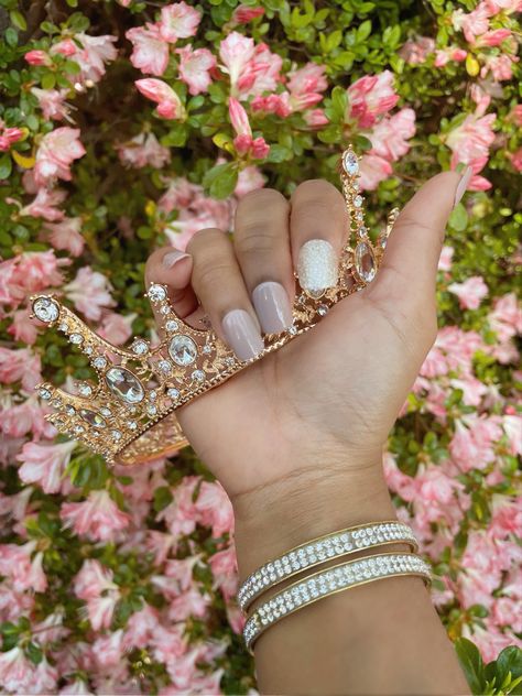 Pink nails! Holding a crown by the flowers . Royal core aesthetics. Dusty pink Diamond Core Aesthetic, Miriam Core Aesthetic, Candice Core, Felicia Core, Miriam Core, Nail Art Nude, Mimi Core, Artsy Pics, Core Aesthetics