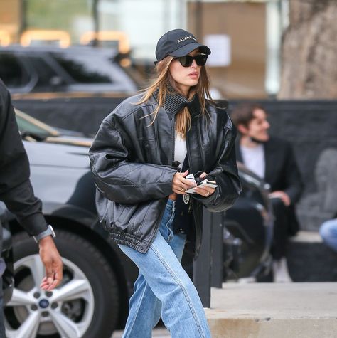 Balenciaga Cap Outfit Women, Black Cap Women Outfit, Balenciaga Hat Outfit, Balenciaga Cap Outfit, Outfit Ideas With Cap, New Era Hat Outfit Women, New York Cap Outfit, Brown Cap Outfit, Black Baseball Cap Outfit