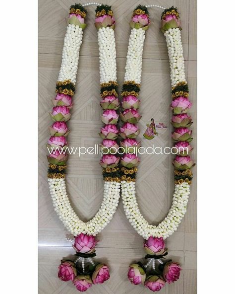 Mala For Reception, Reception Flower Haram, Malai Designs For Wedding, Flower Hara For Wedding, Lotus Mala For Wedding, Poola Dandalu For Wedding, Marriage Flower Mala, Wedding Malai Design Lotus, Latest Varmala Designs