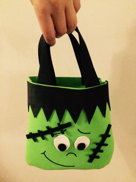 IDEAS CREATIVAS PARA HALLOWEEN – Aula Compartida Trajes Halloween, Halloween Bags Diy, Moldes Halloween, Dulces Halloween, Halloween Sewing, Fun Halloween Crafts, Halloween Arts And Crafts, Adornos Halloween, Felt Halloween