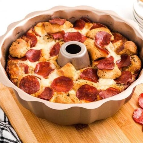 Pull Apart Pizza Bread - Spaceships and Laser Beams Pull Apart Recipes, Pizza Monkey Bread, Pull Apart Pizza, Pull Apart Pizza Bread, Pizza Crust Dough, Flaky Biscuits, Best Appetizer Recipes, Cheesy Bread, Pop Cans