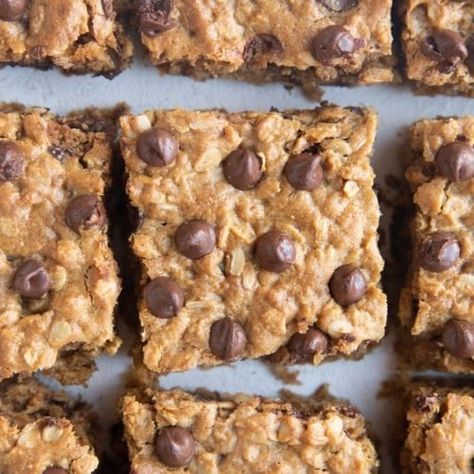 Healthy Peanut Butter Oatmeal Cookie Bars Oatmeal Chocolate Bars, Peanut Butter Oatmeal Cookie Bars, Healthy Peanut Butter Oatmeal, Healthy Peanut Butter Oatmeal Cookies, Oatmeal Flavors, Oatmeal Cookie Bars, Peanut Butter Oatmeal Bars, Flourless Cookies, Chocolate Chip Bars