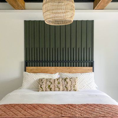 Accent Wall Headboard Diy, Mcm Accent Wall Bedroom, Diy Bedroom Feature Wall, Feature Headboard Wall, Headboard Mid Century Modern, Mid Century Modern Headboard Diy, Boho Mid Century Modern Bedroom Ideas, Mcm Accent Wall, Boho Feature Wall