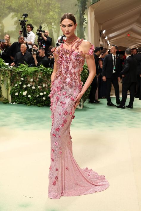 Kim Kardashian Turned to Maison Margiela for the 2024 Met Gala | Vogue Met Gala Outfits, Met Gala Dresses, Givenchy Couture, Gala Fashion, Met Gala Red Carpet, Chloe Sevigny, Vogue Dress, Celebrity Style Red Carpet, W Magazine