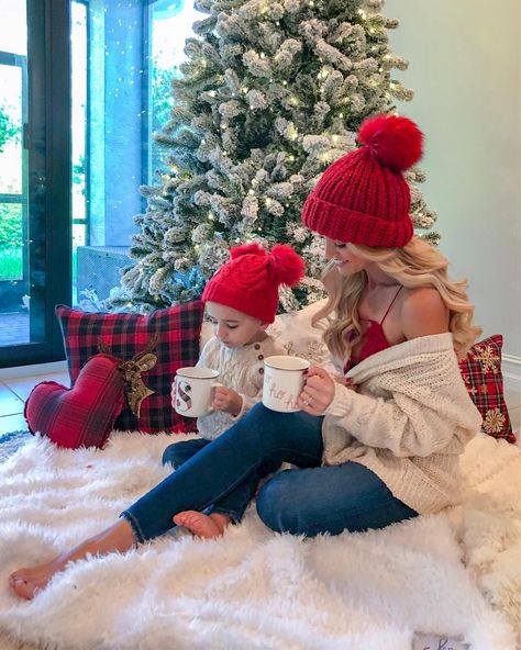 Family Christmas Pictures Outfits, Christmas Photography Family, Christmas Pictures Outfits, Christmas Baby Pictures, Mommy Daughter Outfits, Baby Christmas Photos, Baby Fotografie, Xmas Pictures, Xmas Photos