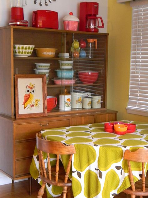 kitchen 70s Home, Kitschy Kitchen, Chic Table, Deco Retro, Retro Home Decor, Retro Home, Mid Century House, Retro Decor, Küchen Design