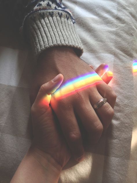 This pin is sooooo cute!!!!! Eliza Taylor, Gay Aesthetic, Rainbow Aesthetic, Shooting Photo, Jolie Photo, Gay Love, Larry Stylinson, Gay Pride, A Rainbow