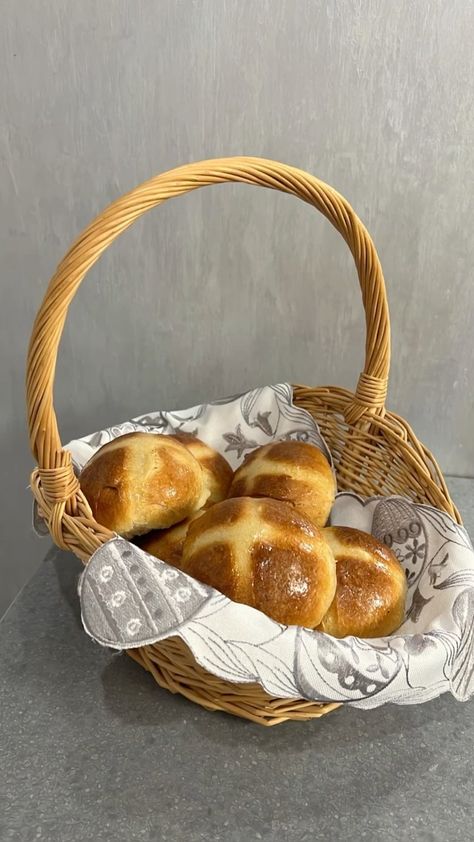 Bread Basket Aesthetic, Bread In Basket, Basket Of Bread, Basket Aesthetic, Environment Inspiration, Food Basket, Bread Basket, Fruit Basket, Aesthetic Food