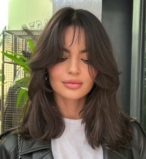 Looking to update your look with a fresh and trendy hairstyle? Why not try these butterfly haircut ideas that are all the rage this year? Short Hairstyle Face Framing, Mid Length Hair Big Forehead, Short Brown Hair Heart Shaped Face, Mid Length Haircut Square Face, Haircut After Breakup, Chopped Hair Styles, Short Dark Hair Layers, Diamond Face Haircut Women, Medium Length With Face Framing