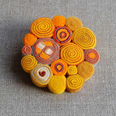 Felt Beads, Fabric Brooch, Felt Jewelry, Penny Rugs, Wool Projects, Felt Brooch, Wool Crafts, Textile Jewelry, Felt Diy