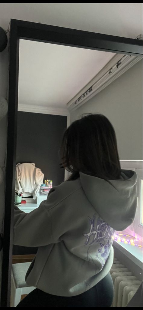 Aesthetic mirror selfie noface aesthetic Girls Mirror Sefile, Girl Mirror Sefile Aesthetic, Hoddies Outfits, Aesthetic Mirror Selfie, Face Mirror, Girl Mirror, Aesthetic Mirror, Girls Mirror, Feelings Words