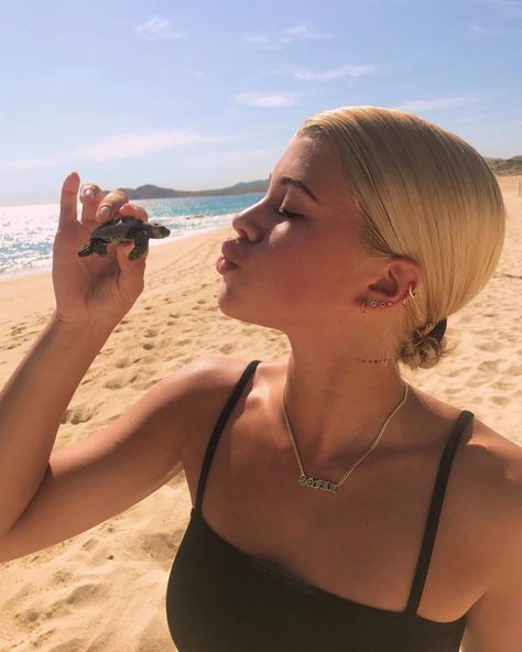 Sofia Richie with the word clarity tattooed on her neck. Sophia Richie, Lionel Richie, Sofia Richie, How To Pose, Lifestyle Fashion, Beach Bum, Neck Tattoo, Beach Vibe, Dolce & Gabbana