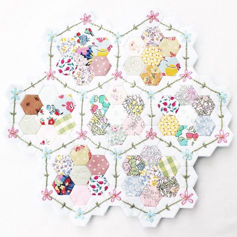 Emma Jones, Hexie Quilts Patterns, Hexagon Quilt Pattern, Vintage Sewing Box, Hexagon Patchwork, Mini Quilt Patterns, Hexie Quilt, English Paper Piecing Quilts, Hexagon Quilt