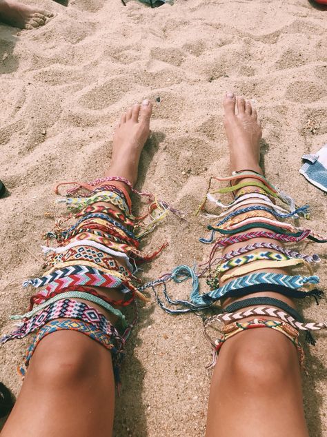 Anklets Diy, String Bracelet Patterns, Cute Friendship Bracelets, Yarn Bracelets, Preppy Jewelry, Anklet Designs, Friendship Bracelets Designs, Diy Friendship Bracelets Patterns, Thread Bracelets