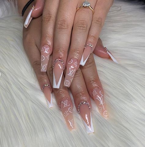 Christian Dior Nail Design, Nails Luis Viton, Designer Brand Nails, Designer Acrylic Nails Lv, Brand Nails Designs, White Louis Vuitton Nails, White Lv Nails, Designer Nails Dior, Lv Acrylic Nails