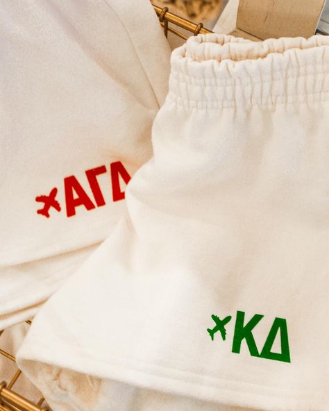 WHO LOVES A MATCHING SET?? We sure do! ❤️💚 Come and grab this set today! It is absolutely perfect for your next sorority event or class! Bid Day Gifts, Sorority Events, Sorority Merch, Sorority Bid Day, Alpha Phi, Bid Day, Greek Life, Sorority, Matching Sets