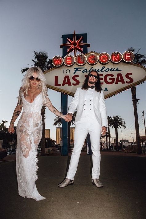 Summer Vegas Outfit, Vegas Wedding Dress, Las Vegas Wedding Photos, Vegas Bride, Vegas Wedding Photos, Married In Vegas, Dressed In White, Heather Locklear, Las Vegas Elopement