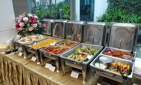 Wedding Buffet Table Decor, Katering Pernikahan, Starting A Catering Business, Wedding Buffet Table, Wedding Buffet Food, Catering Food Displays, Deco Buffet, Buffet Table Decor, Home Catering