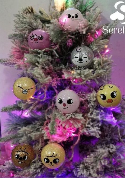 K-pop Christmas Tree, Kpop Christmas Tree, Kpop Ornaments, Skzoo Christmas, Unconventional Christmas Trees, Kids Holiday Decor, Crafty Hobbies, Stay Kids, Old Mirrors