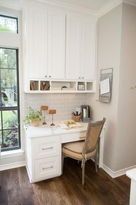 Kitchen Office Nook, Kitchen Desk Areas, Desk Nook, Tiny Office, Kitchen Desks, Office Nook, Casa Country, Desk Areas, Kitchen Corner