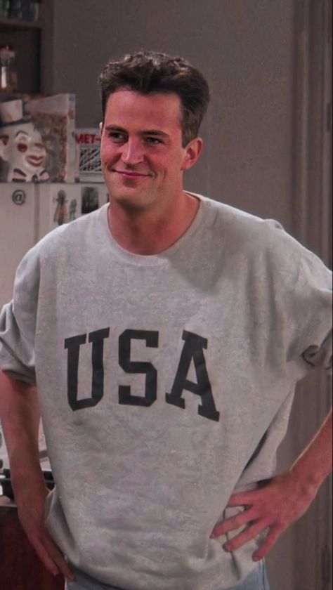 Chandler From Friends, Chandler Bing Wallpaper Aesthetic, Matthew Perry Wallpaper, Chandler Bing Wallpaper, Chandler Bing Aesthetic, Friends Chandler, Chandler Friends, Joey Chandler, Friends Best Moments