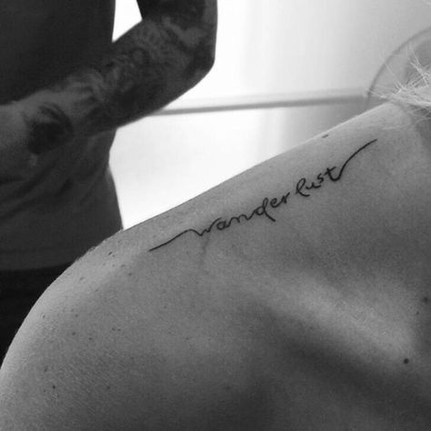 Pequeño tatuaje que dice “wanderlust” (“Pasión por viajar”) en el trapecio derecho de Isabelle. Simplicity Tattoos, Shoulder Tattoo Quotes, Top Of Shoulder Tattoo, Uk Bedroom, Minimalist Tattoo Meaning, Wanderlust Tattoo, Paris Tattoo, Typography Tattoo, Travel Tattoos