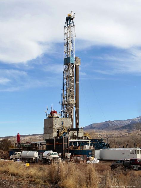 A rig drills for natural gas in a field west of Rifle, Colorado. Oilfield Trash, Water Well Drilling Rigs, Oil Rig Jobs, Oilfield Life, Texas Oil, Water Well Drilling, Oil Platform, Oil Drilling, Oil Field