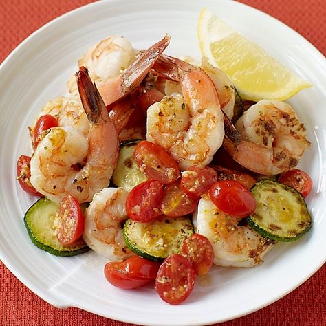 Enjoy a tasty and delicious meal with your loved ones. Learn how to make Shrimp with zucchini and tomatoes & see the Smartpoints value of this great recipe. Shrimp Zucchini Recipes, Tomato Recipes Healthy, Shrimp With Zucchini, Weight Watchers Shrimp, Shrimp And Zucchini, Zucchini And Tomatoes, Shrimp Zucchini, Plats Weight Watchers, Zucchini Tomato