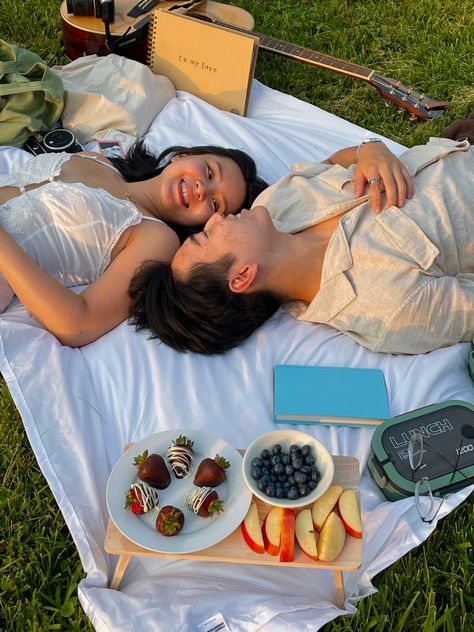 Couple Picnic, Picnic Engagement Photos, Picnic Photo Shoot, Picnic Pictures, Veuve Cliquot, Picnic Photoshoot, Wedding Fotos, Picnic Engagement, Desain Buklet