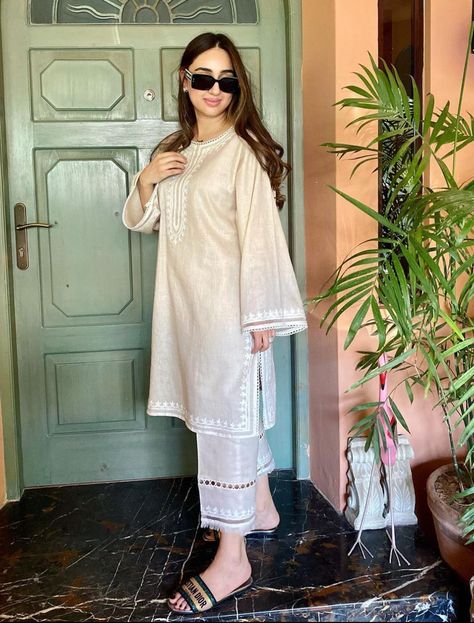 Plain Salwar Kameez, Pakistan Outfits Casual, Plain Pakistani Suits, Simple Salwar Designs, Pakistani Fashion Casual Kurta Designs, Pakistani Cotton Suits Design, Pakistani Kurti Designs Casual, Plain Shalwar Kameez, Pakistani Suits Casual