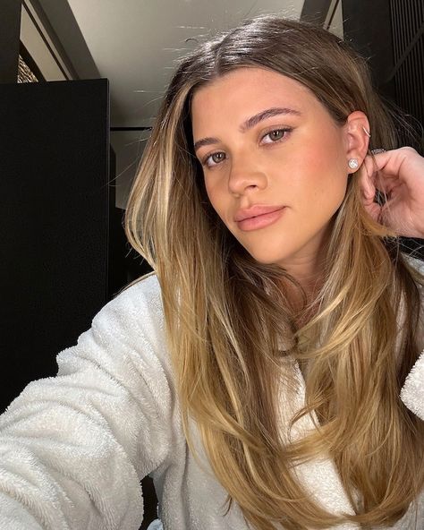 Zoë Kravitz, Sofia Richie, and More Love *This* Hair Product | Who What Wear UK Blonde Lowlights, Jenifer Aniston, Bronde Hair, Dirty Blonde Hair, Dark Blonde Hair, Blonde Hair Inspiration, Sofia Richie, Long Blonde, Hair Inspo Color