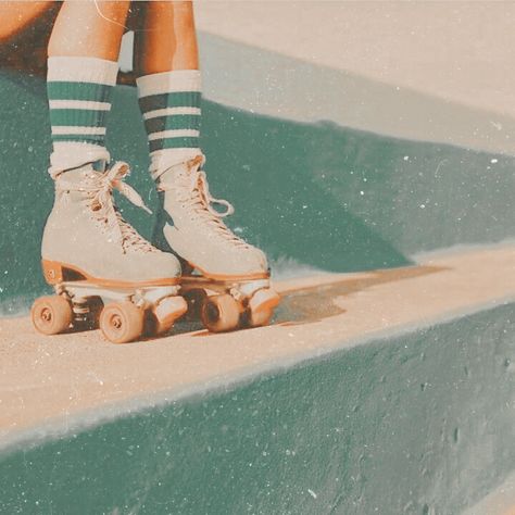 90s Aesthetic Roller Skate, Roller Skating Aesthetic Vintage, Beach Roller Skating, Rollerskates Aesthetic, Hazel Aesthetic, Antique Ceiling Fans, Skate Aesthetic, Music Cover Photos, Unusual Pictures